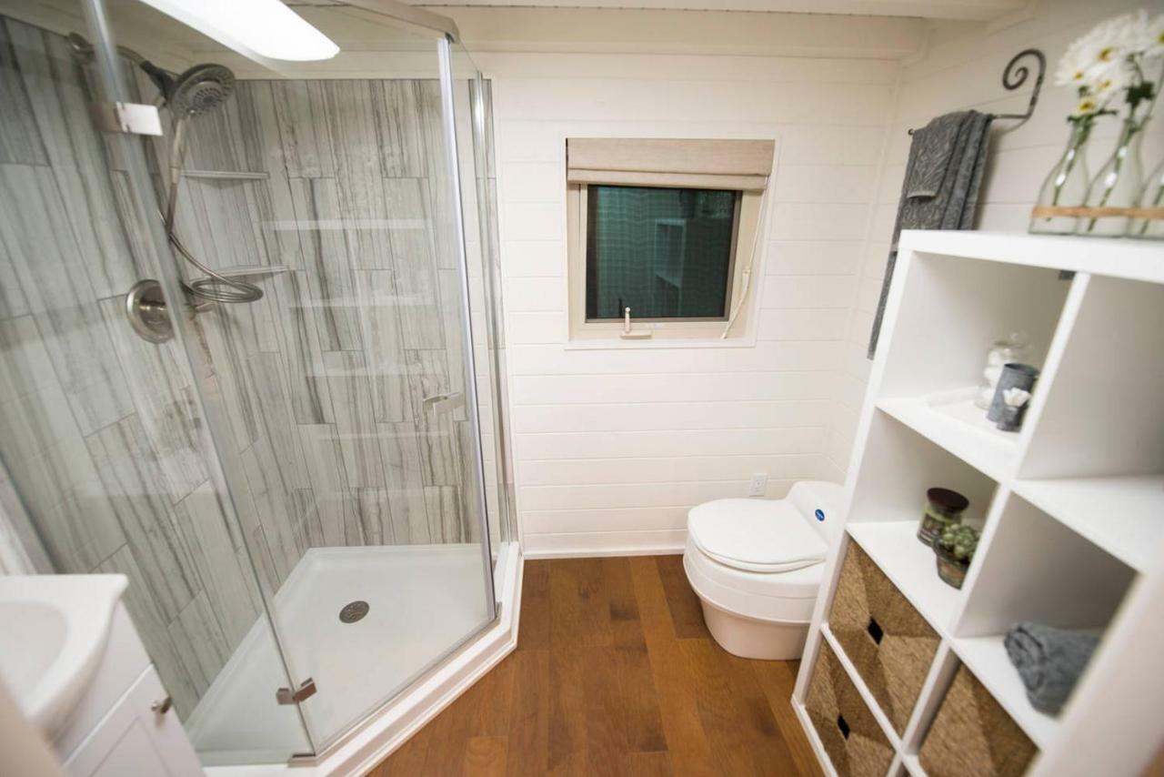 Villa Montana Escape Elegant Tiny House In Waco Near Magnolia Exterior foto